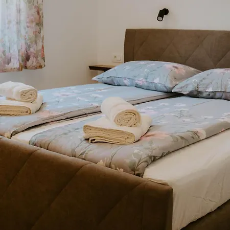 Apartma Zora *